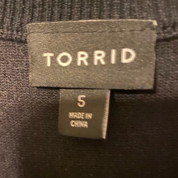 Black Lattice Front Pullover Sweater - Picture 7 of 10